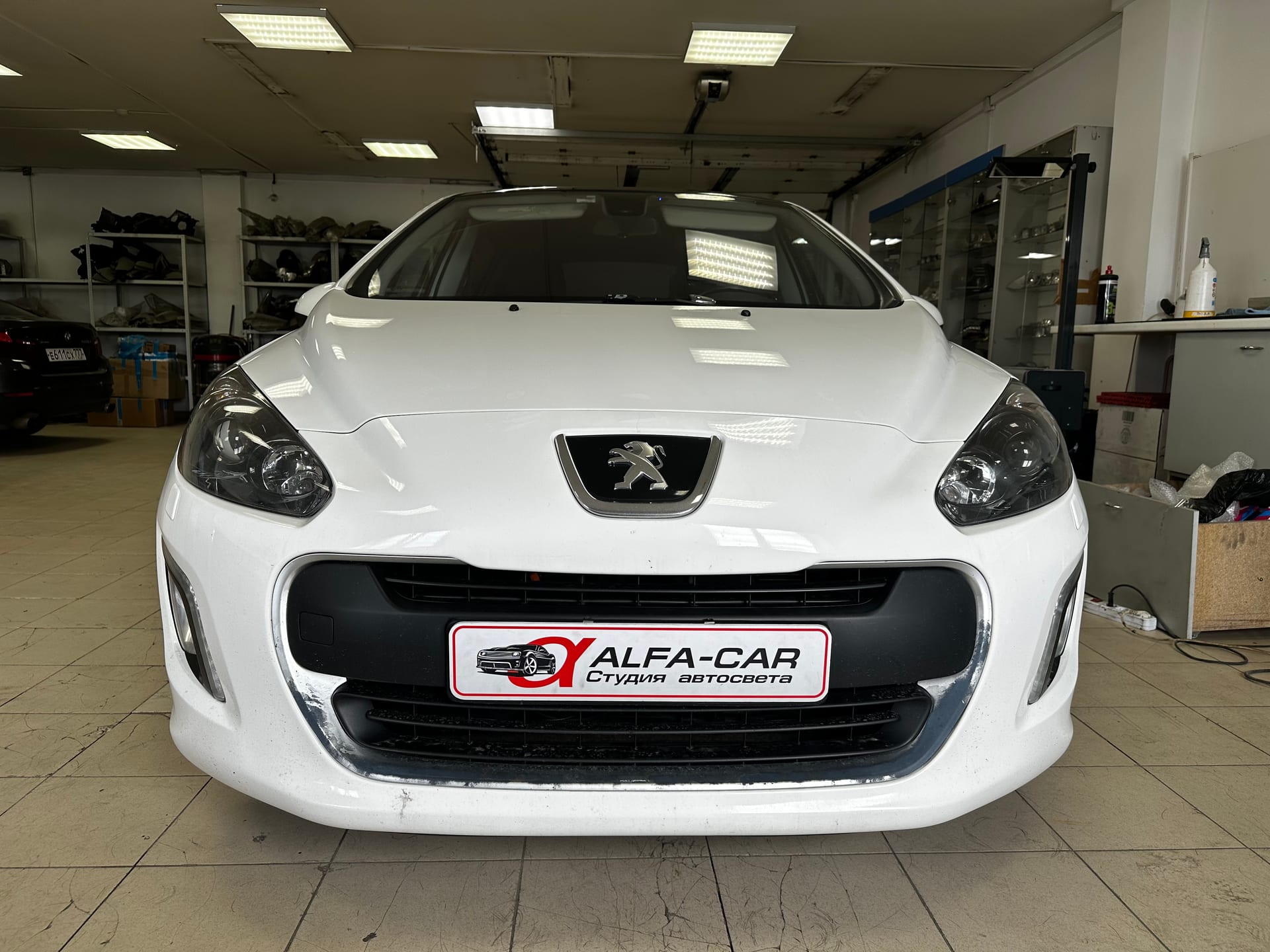Peugeot 308 — замена линз в Alfa-Car