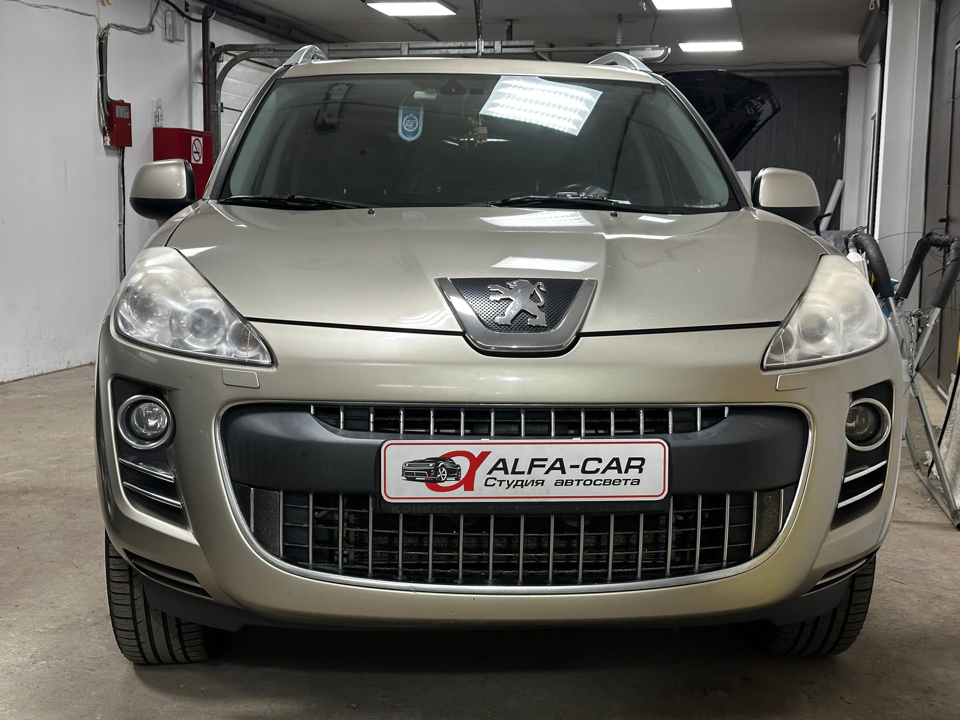 Peugeot 4007 — полировка и восстановление оптики в Alfa-Car